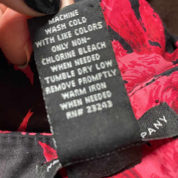 New York & Company Red & Black Bubble Hem Skirt with Floral Print in Size 4 - Picture 4 of 11